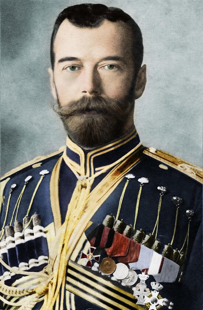 Ruski car Nikolaj II.

Zelo slavno je abdiciral v nesrečnih okoliščinah, saj se je uklonil boljševiški revoluciji in s tem neuspešno poskušal rešiti življenje sebi in svoji družini. Abdiciral ni samo zase, ampak tudi v imenu sina Alekseja. Na žalost so bili car in njegova družina še vedno usmrčeni 17. julija 1918.