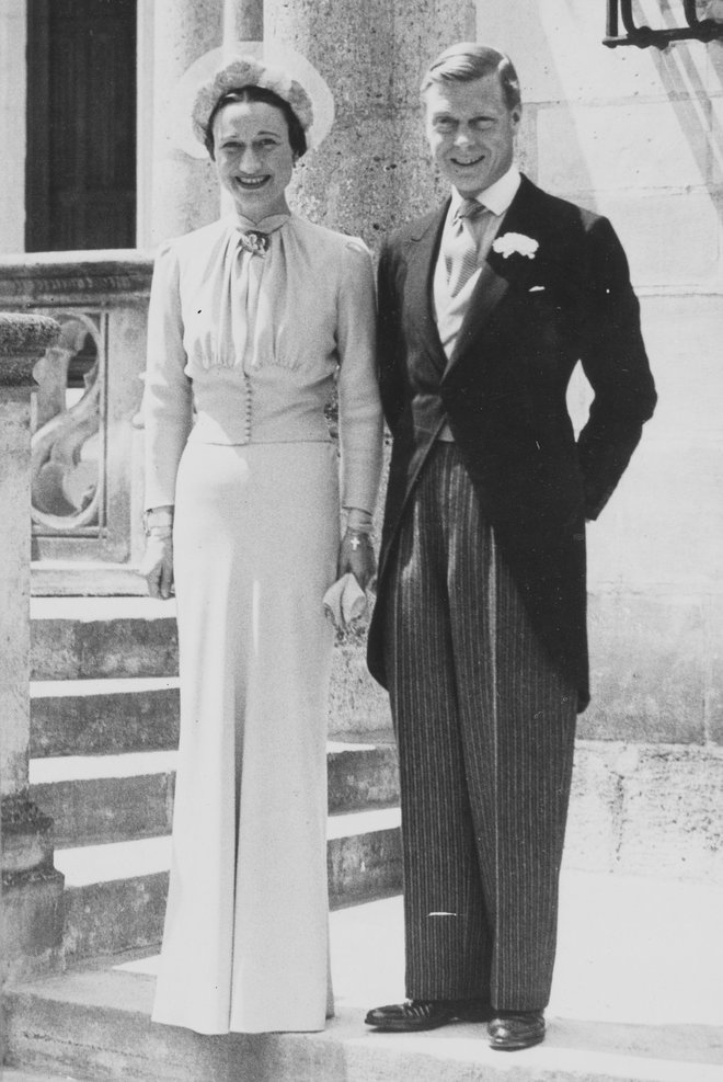 Britanski kralj Edward VIII.

Mož, ki je kriv, da je svet dobil kraljico Elizabeto II., je kraljevo družino spravil v precejšen stres. Kralj je bil le 326 dni, ustavni krizi se je izognil tako, da je odstopil kot monarh in se poročil z dvakratno ločenko Wallis Simpson. Njegov mlajši brat, takrat vojvoda Yorški, je nasledil prestol, s čimer je desetletna princesa Elizabeta postala druga v vrsti zanj. Ko je njen oče prezgodaj umrl pri 56 letih, je bila okronana za kraljico, s čimer se je začela nova nasledstvena linija.