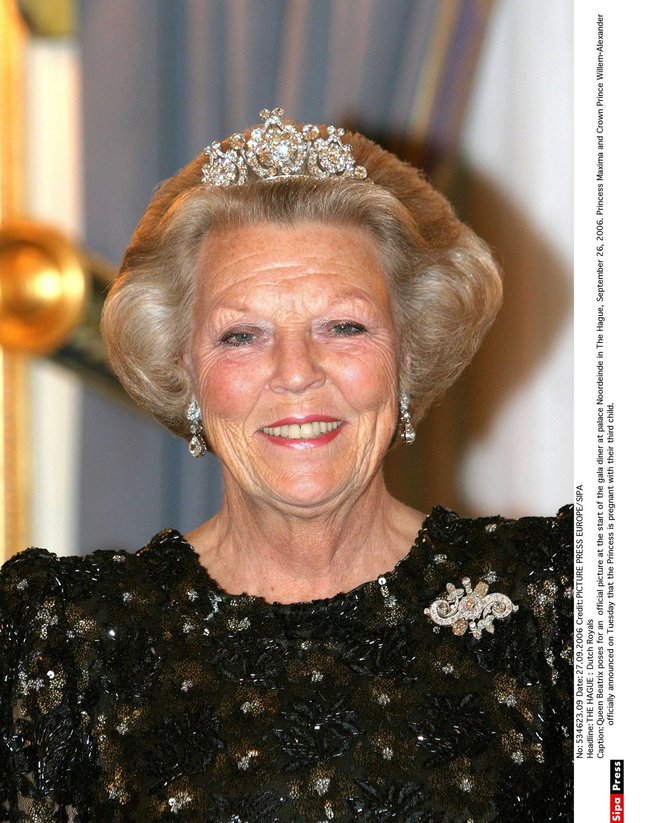 Nizozemska kraljica Beatrix

Nizozemska kraljeva družina ima dolgo zgodovino abdikacije, pri čemer so se zadnje tri generacije po nekaj desetletjih oblasti odrekle prestolu in ga prepustile svojim otrokom. Zadnja je bila Beatrix, ki je bila kraljica 33 let od leta 1980 do 2013, ko jo je nasledil njen najstarejši sin Willem-Alexander. Ko je odločitev objavila na nacionalni televiziji, je dejala, da je čas, da »odgovornost za državo preložimo v roke nove generacije«.