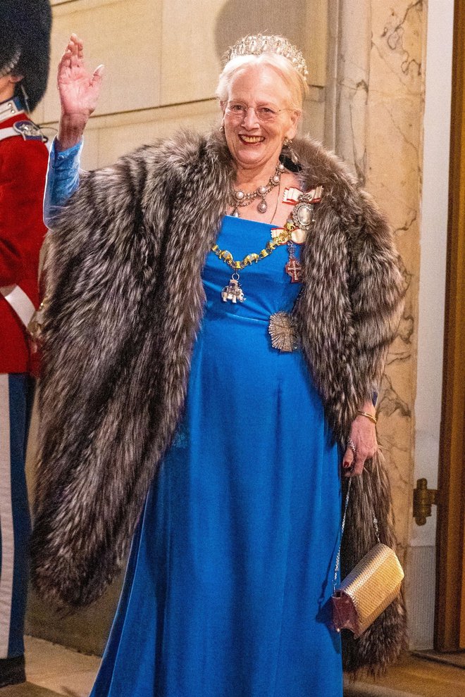 Danska kraljica Margareta II.

Ravno smo pisali o njeni bogati zgodovini, zdaj pa je med svojim tradicionalnim novoletnim nagovorom naznanila, da se pri 83 letih in po 52 letih vladanja odpoveduje prestolu in s 14. januarjem poslavlja od vloge kraljice. Krono je prepustila sinu, prestolonasledniku Frederiku. Danska monarhinja z najdaljšim stažem je že od leta 2018 vdova, februarja lani je prestala operacijo na hrbtu, po kateri se do aprila ni pojavila v javnosti. Priznala je, da je tudi to prispevalo k njenemu razmisleku o prihodnosti.