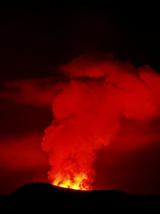 Vulkan v bližini mesteca Grindavik na jugozahodu Islandije je znova izbruhnil. FOTO: Gisli Olafsson Gisli Olafsson Via Reuters
