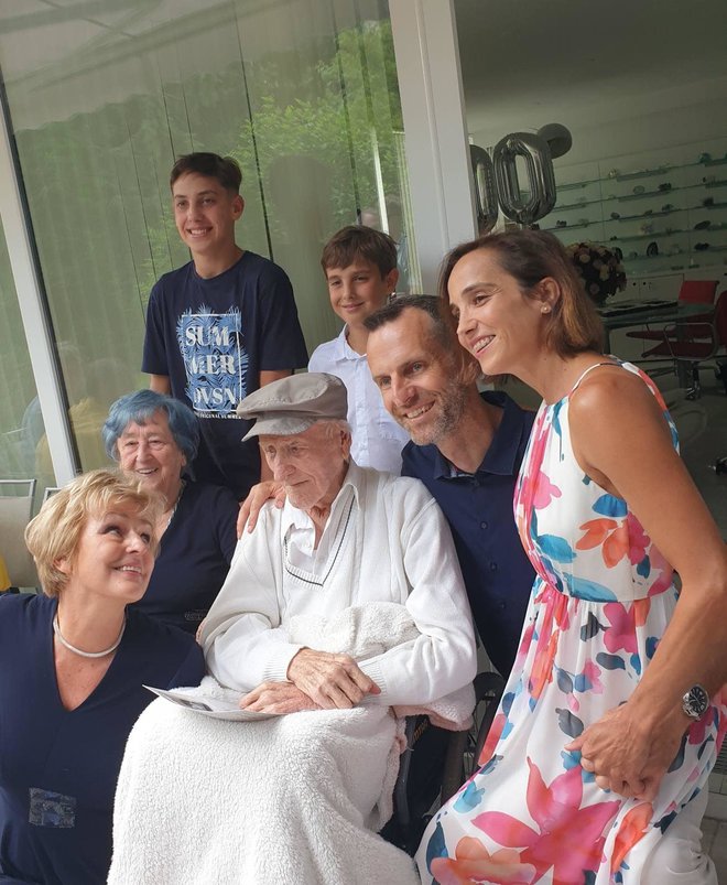 Ciril Cesar ob 100. jubileju z družino. FOTO: Osebni Arhiv