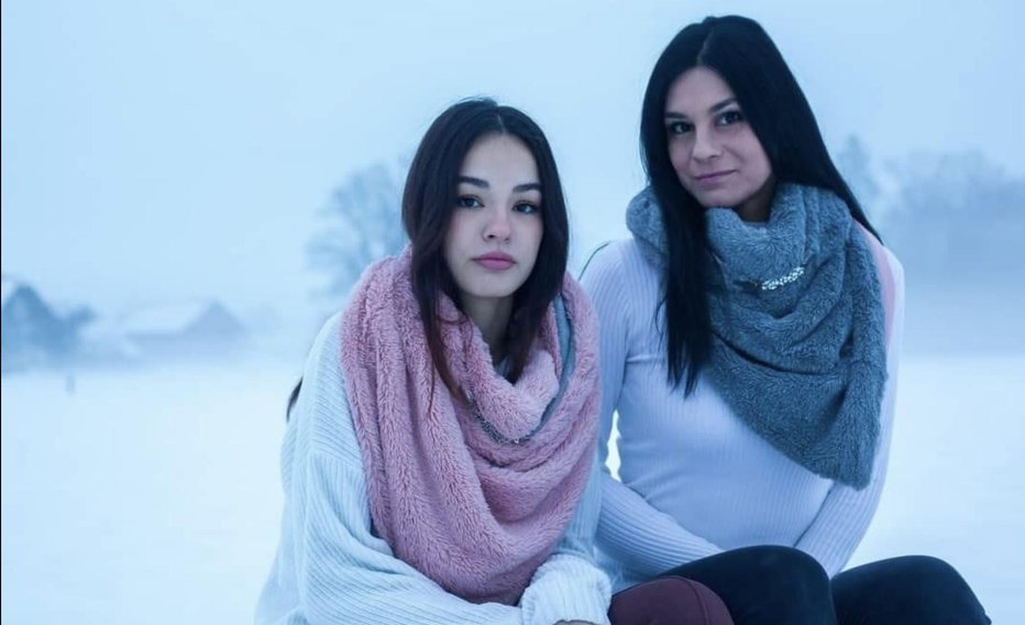 Fotografija: Gaja in Renata sta ustvarili svojo prvo modno zimsko pravljico. FOTO: Tjaša Eledhwen