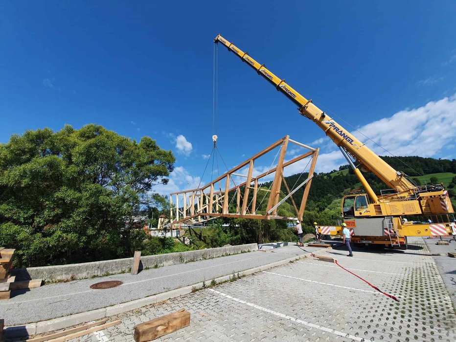 Fotografija: Lansko postavljanje devet ton težkega mostu FOTO: Občina Slovenj Gradec