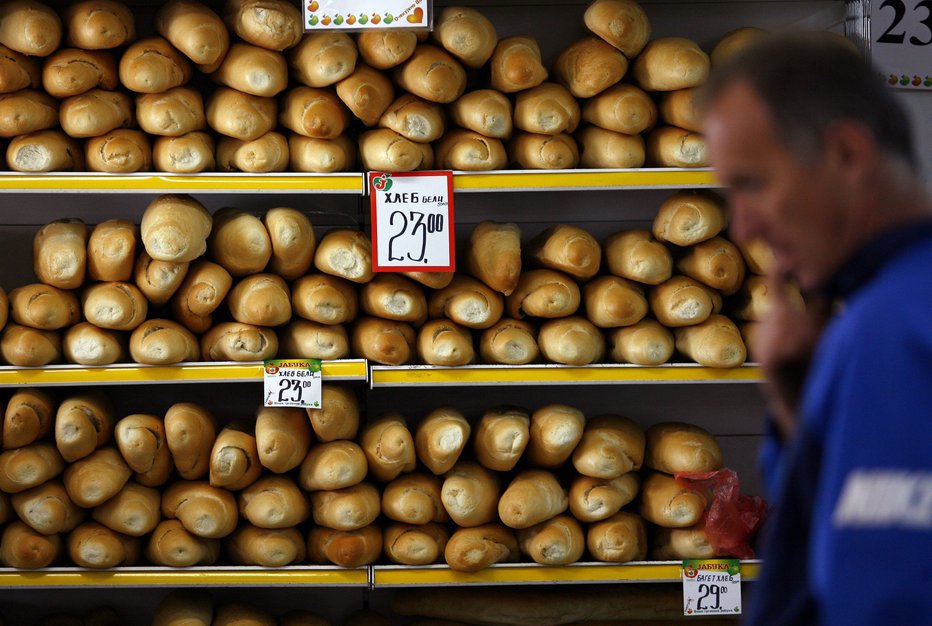 Fotografija: A man looks at price tags of bread in a government-backed social SOS discount supermarket in Belgrade April 22, 2009. As recession squeezes the fledgling middle classes of emerging economies, special shops for the poor are seizing the opportunities. Slovenia and Serbia are among countries opening