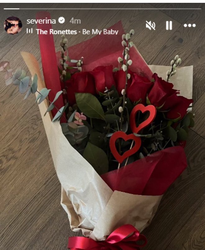 Sin jo je presenetil s šopkom rož. FOTO: Instagram, posnetek zaslona