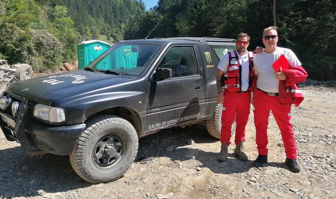 Takole sta se kot člana Rdečega križa s prijateljem Miranom Arnušem lani odpravila na pomoč prizadetim v poplavah FOTO: osebni arhiv