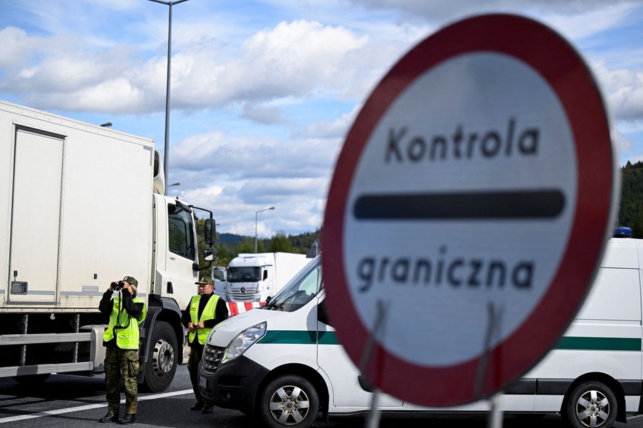Fotografija: Po potrebi lahko ponovno vzpostavijo nadzor na meji med državama. FOTO: Radovan Stoklasa, Reuters