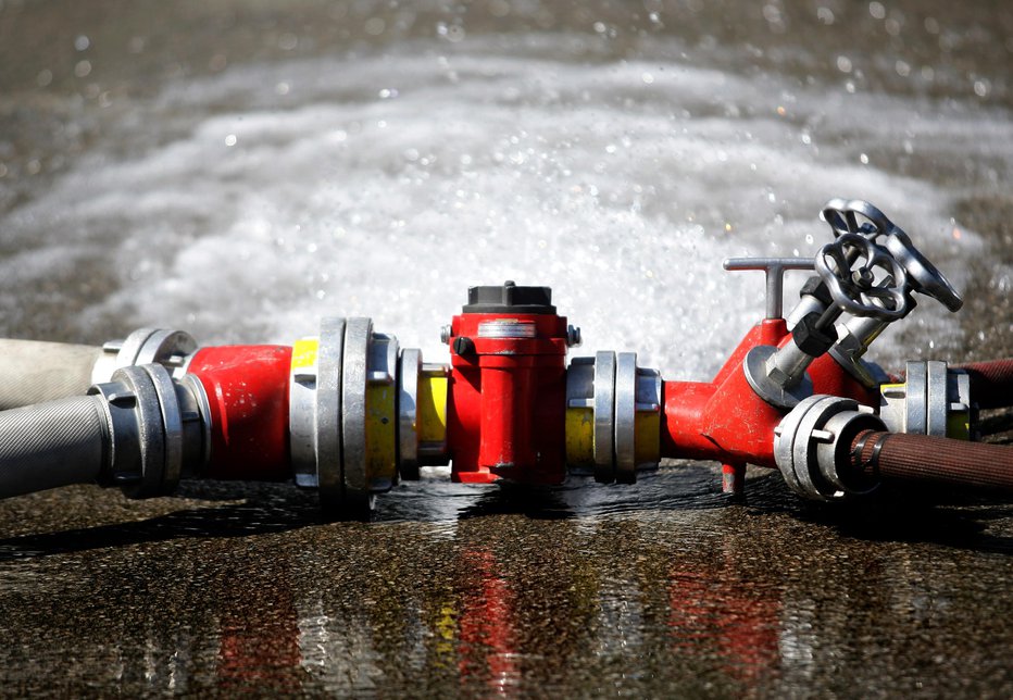 Fotografija: Zaradi pritiska vode je s cevi snelo kovinski ročnik. Simbolična fotografija. FOTO: Roman Šipić