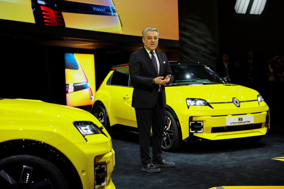 Fotografija: Renaultov šef Luca de Meo predstavlja električni renault 5 in poziva k evropskemu sodelovanju pri malih avtomobilih. FOTO: Denis Balibouse/Reuters