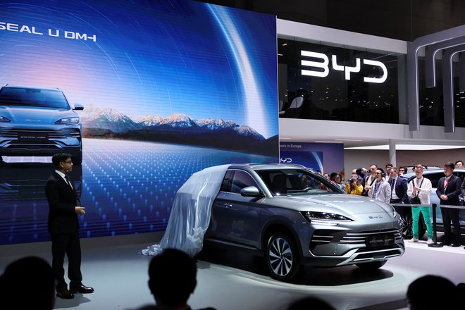 BYD seal U je naslednji model ambiciozne kitajske znamke, najprej kot priključni hibrid (na fotografiji), nato tudi povsem električen. FOTO: Denis Balibouse/Reuters