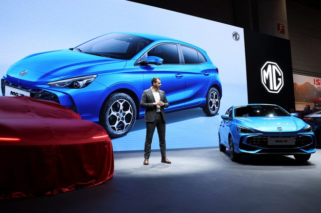 MG3 (desno) je novi kompaktni tekmec kitajske znamke, vozil bo s hibridnim in nato tudi z bencinskim pogonom. FOTO: Denis Balibouse/Reuters