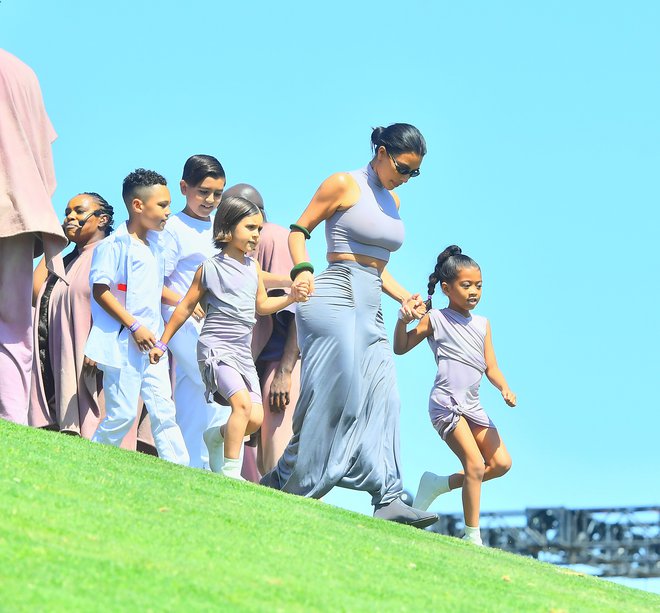 Kim Kardashian s svojimi otroki in nečaki. FOTO: Marksman/Mega/The Mega Agency/Profimedia