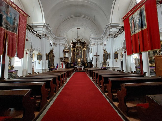 Notranjost samostanske cerkve FOTO: Janez Mihovec