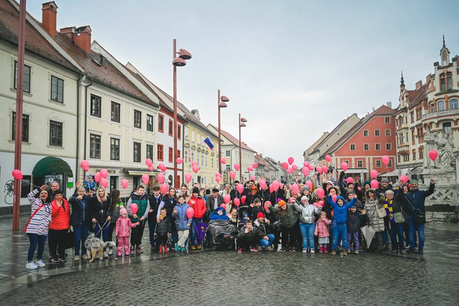 Kljub muhastemu vremenu se je v Mariboru zbrala zavidljiva druščina z rdečimi baloni. FOTO: MP PRODUKCIJA/PIGAC.SI