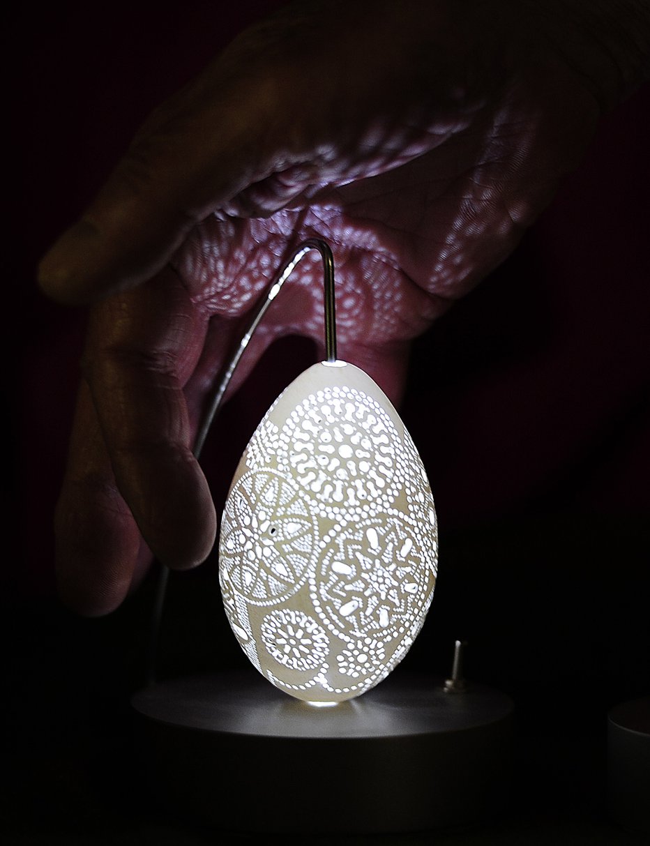 Fotografija: V eno jajce je navrtal od 3000 do 17.000 luknjic, njegov pirh je postal znan po vsem svetu. FOTO: AFP