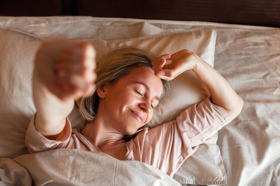 Fotografija: Odrasli naj bi spali od 7 do 9 ur na noč. FOTO: Tatyanagl/Getty Images
