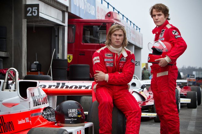 Brühl (desno) se je v filmu Dirka življenja (Rush) prelevil v lengendarnega dirkača formule ena Nikija Laudo. FOTO: Press Release