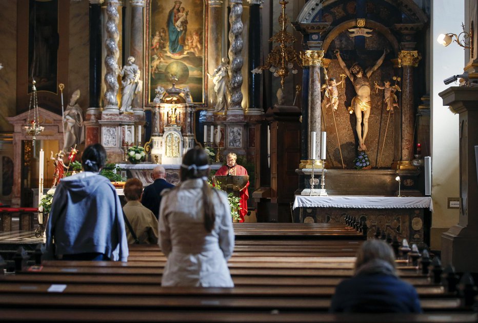 Fotografija: Delež katoličanov v Sloveniji je v zadnjih desetih letih upadel, prav tako število katoliških duhovnikov ter redovnic in redovnikov.  FOTO: Matej Družnik