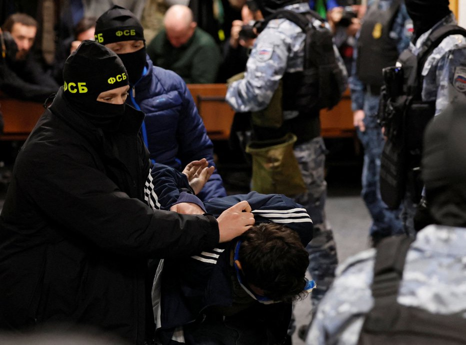 Fotografija: Ruski uradniki so sprva trdili, da je vpletena Ukrajina. FOTO: Shamil Zhumatov Reuters