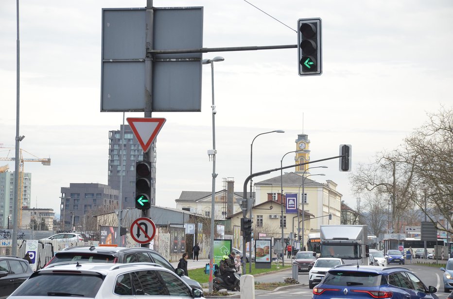 Fotografija: V semaforiziranem križišču, v katerem so v vseh svetlobnih telesih puščice, lahko takrat, ko je prižgana zelena luč s puščico za levo, voznik odpelje in je odprta le njegova smer. FOTOGRAFIJE: Gašper Boncelj