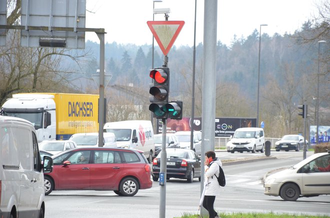 Zelena luč za zavijanje kot dopolnilni znak na semaforju. Voznik se mora s pogledom prepričati, da je cesta, na katero se vključuje, prosta in je vključevanje varno.