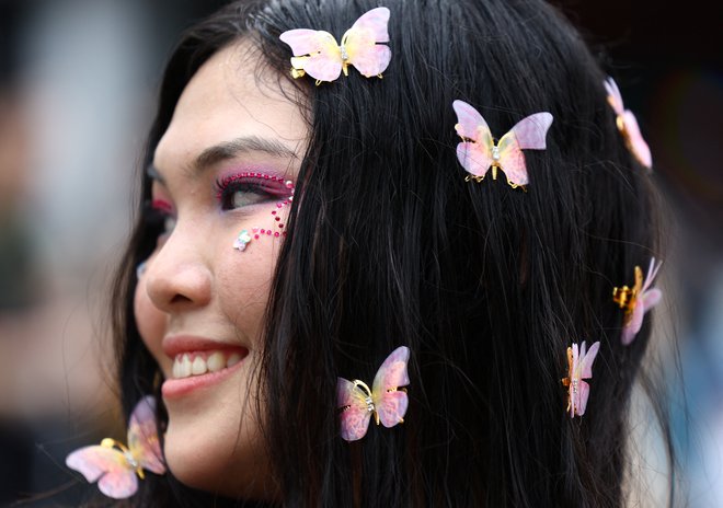 Oboževalka z metulji v laseh, ki jih je pred koncertom v Singapurju marca letos navdihnila megazvezdnica. FOTO: Edgar Su/Reuters
