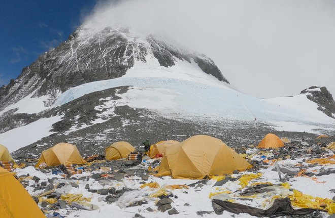 Problem človeških odpadkov na Everestu je bil zelo hud. FOTO: Bidhan Shrestha Via Reuters
