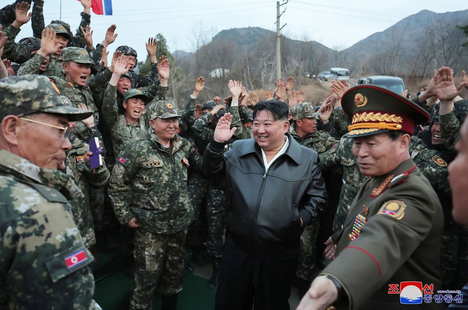 Fotografija: Usnjene jakne in plašče lahko nosi samo Kim Džong Un, tudi njegove frizure ne sme nihče kopirati. FOTO: Afp