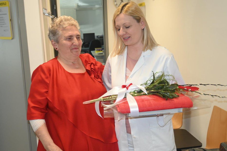 Fotografija: Čestitala ji je tudi vodja Enote za transfuzijsko dejavnost Splošne bolnišnice Murska Sobota Natalija Lehner. FOTOGRAFIJE: Oste Bakal