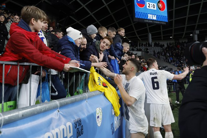 Po koncu tekme so na svoj račun prišli tudi najmlajši navijači, Slovenci so jim z veseljem odstopili drese. FOTO: Leon Vidic