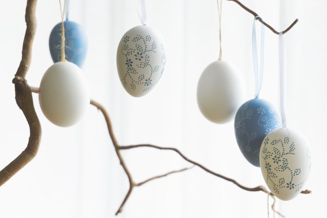 Za dekoracije je bolje uporabiti izpihana jajca. FOTO: Harry Wedzinga/Gettyimages