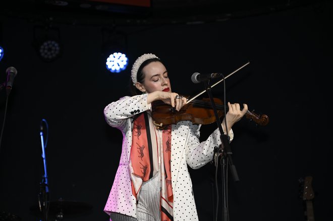Parvani Violet je zapela pesmi Mag ter Vroče srce, 17. aprila pa se vrača v Zorica bar z dogodkom Noč v muzeju.