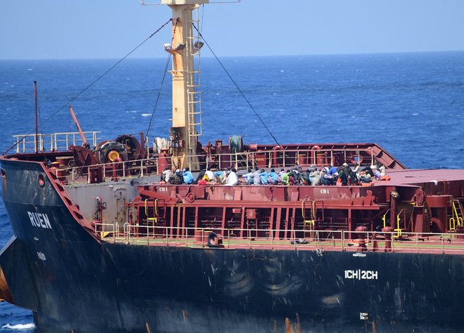 Ujeti pirati na krovu ugrabljene ladje Ruen, ki so jo pred dnevi iz rok piratov rešili indijski marinci. FOTO: Reuters