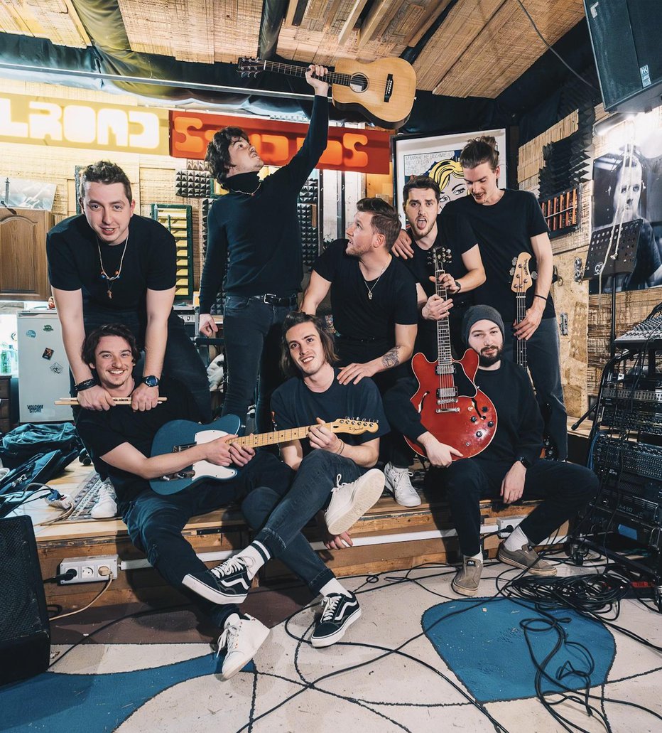 Fotografija: Fante spremlja odličen petčlanski band, ki ga sestavljajo Matic Kovačič, Tilen Jan, Marko in Jernej Žavbi ter kitarist Rok Šenk. FOTO: Jaka Ceglar