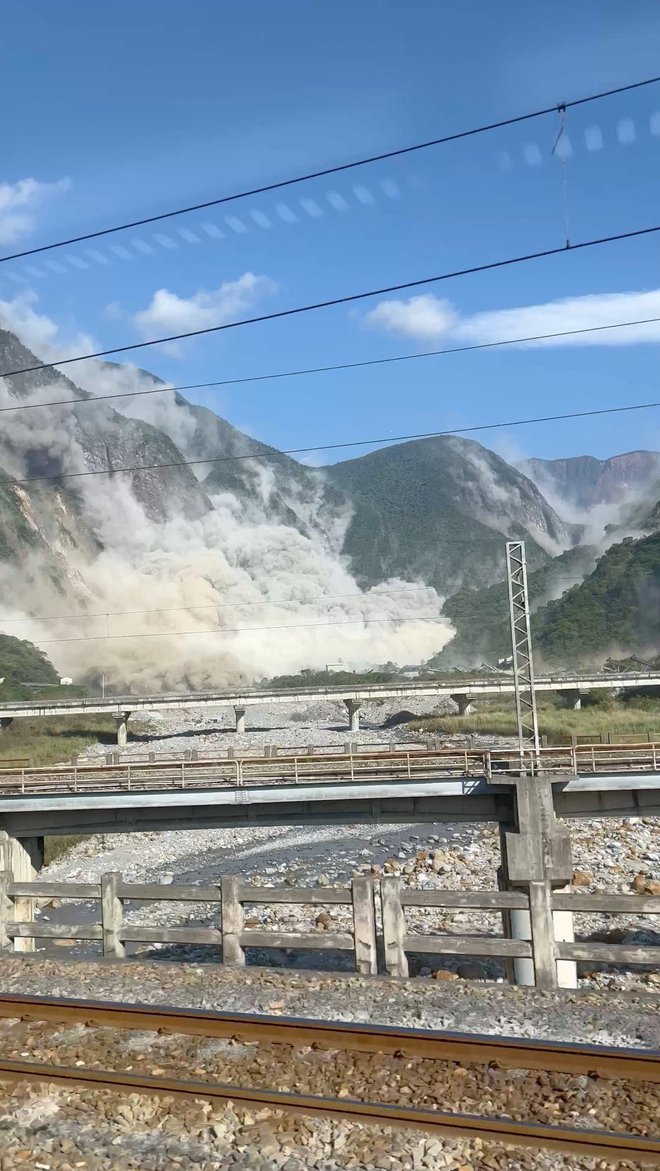 Uvodni potresni sunek je bilo čutiti po celotnem otoku. FOTO: Tutuloveeat Tutuloveeatg Via Reuters