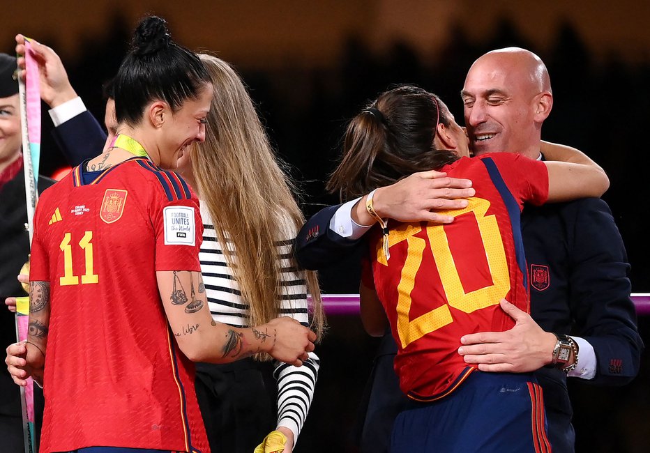 Fotografija: (FILES) Spain's defender #20 Rocio Galvez is congratulated by President of the Royal Spanish Football Federation Luis Rubiales (R) next to Spain's Jennifer Hermoso after winning the Australia and New Zealand 2023 Women's World Cup final football match between Spain and England at Stadium Australia in Sydney on August 20, 2023. Spain prosecutors want Rubiales jailed for 2.5 years for World Cup kiss, AFP reports on March 27, 2024. (Photo by FRANCK FIFE / AFP)
