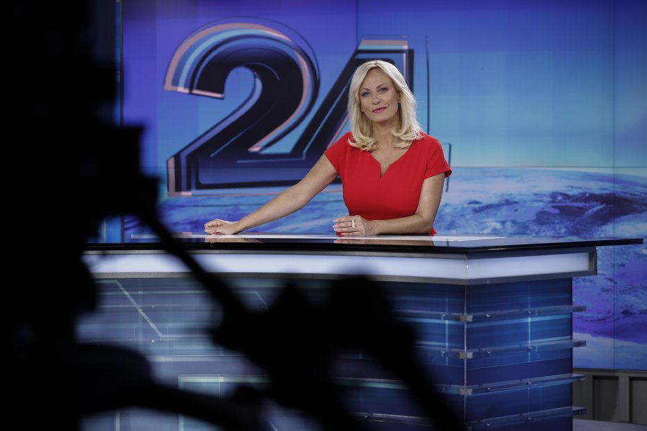 Fotografija: Letos praznuje 20 let, odkar sedi na voditeljskem stolčku najbolj gledane informativne oddaje v Sloveniji.