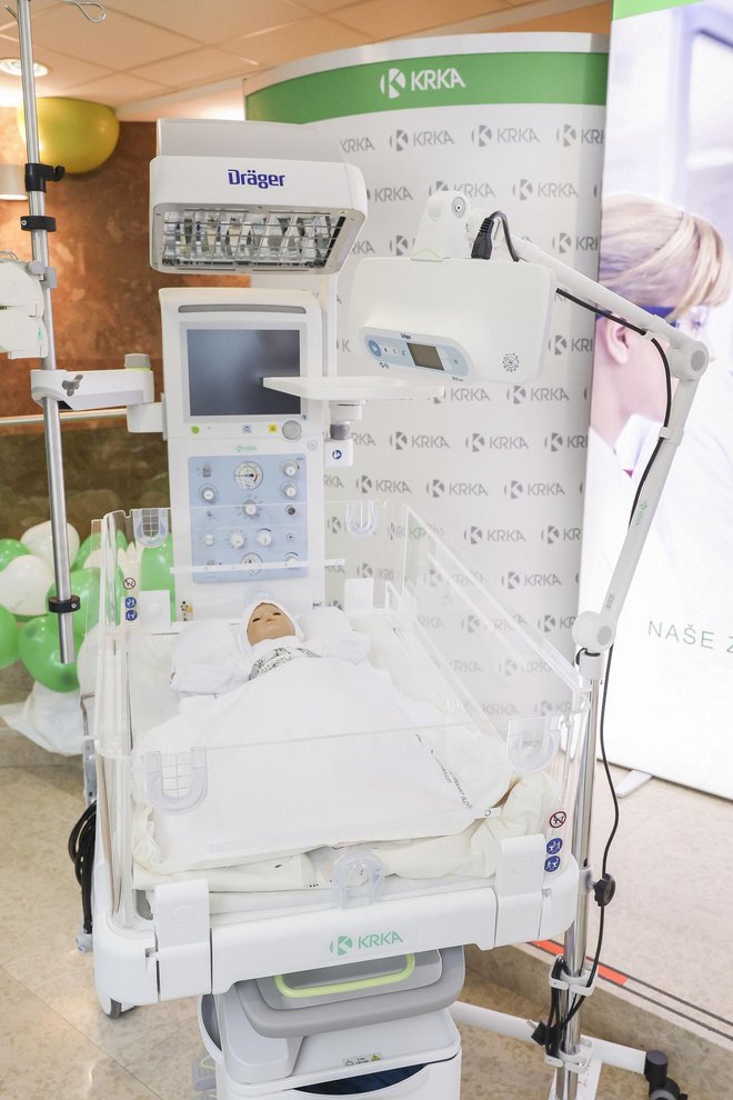 Pediatrični kliniki UKC Ljubljana so podarili grelno-reanimacijsko posteljico za novorojenčke. FOTO: Krka