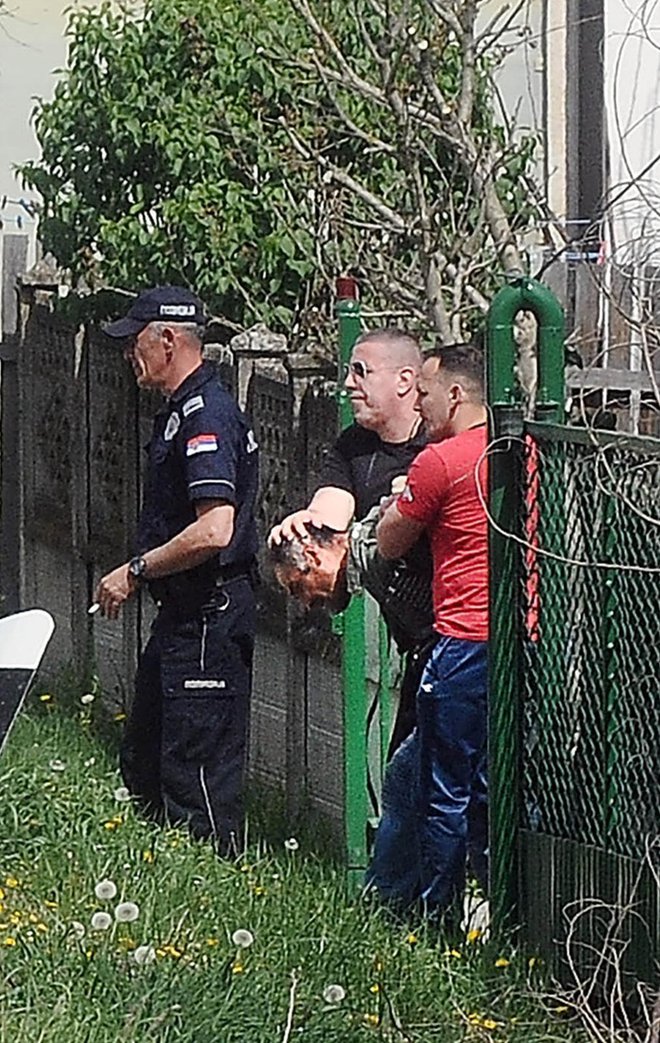 Vklenjeni Dragijević na svojem dvorišču. FOTO: M.m./ata Images/pixsell Pixsell