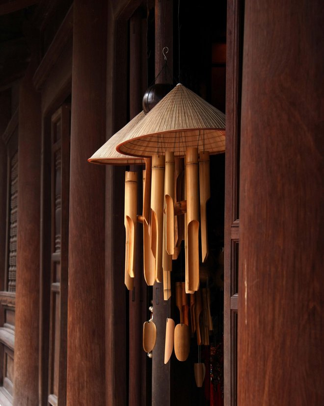 K oknu obesimo zvončke iz bambusa.