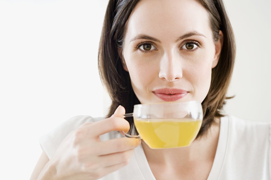 Fotografija: Od dve do tri skodelice čaja na dan zadostujejo za preskrbo z večino zdravilnih učinkovin. FOTO: Image Source Getty Images