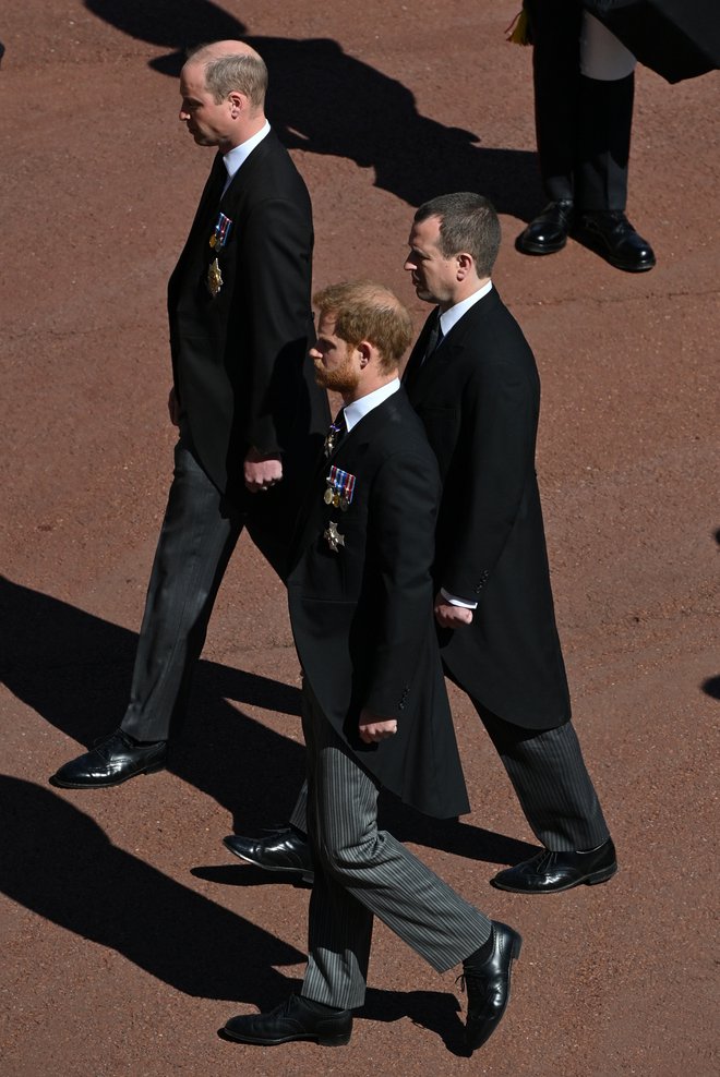 Za krsto princa Filipa je stopal med skreganima bratrancema. FOTO: Justin Tallis/Reuters