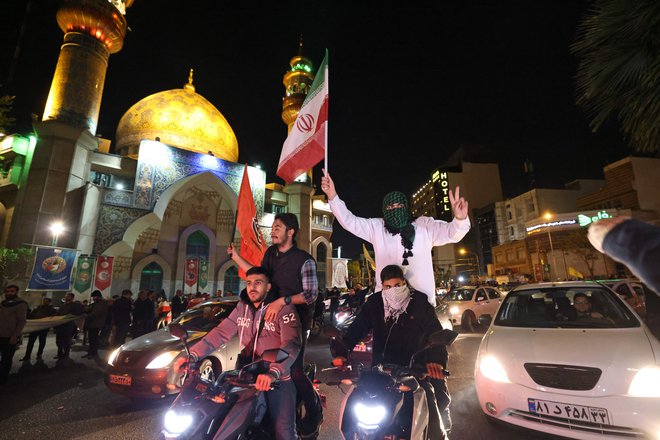 Iranski protestniki proslavljajo napad.  FOTO: Atta Kenare Afp
