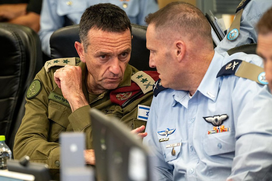 Fotografija: General Herzi Halevi na sestani z izraelskimi zračnimi silami v Tel Avivu. FOTO: - Afp