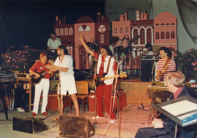 Nastop na Melodijah morja in sonca 1982 z zmagovalno skladbo Dobrodošli FOTO: Arhiv skupine 