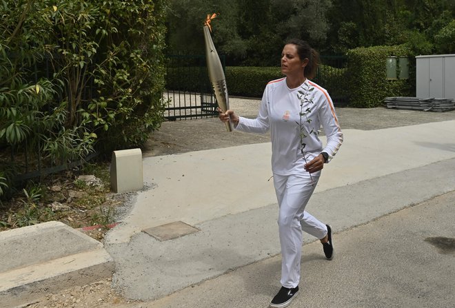 Na Olimpijskem polju so včeraj v Grčiji prižgali olimpijski ogenj, ki bo potoval do Pariza. FOTO: Valerie Gache/AFP