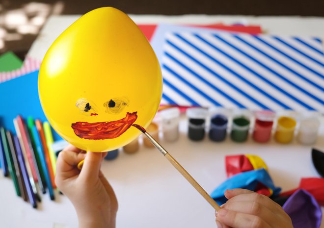 Za ustvarjanje emotikonov izberemo rumene balone. FOTO: Elena Kurkutova/Getty Images