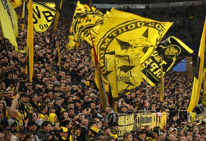 Navijači Borussie Dortmund slovijo kot eni najboljših na svetu, njihov štadion Westfalen pa kot rumeni zid. FOTO: Thilo Schmuelgen/Reuters