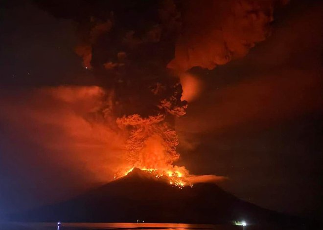 725-metrski stratovulkan je prvič izbruhnil v torek zvečer. FOTO: Handout Afp